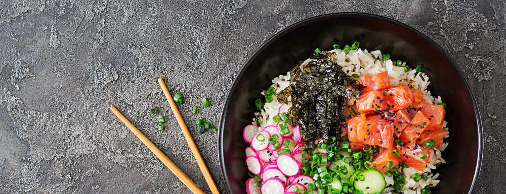 SkinnyLove Proof poké bowl met volle rijst, zalm en knapperige groenten