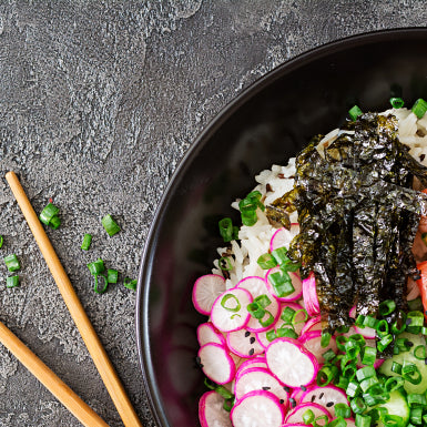 SkinnyLove Proof poké bowl met volle rijst, zalm en knapperige groenten